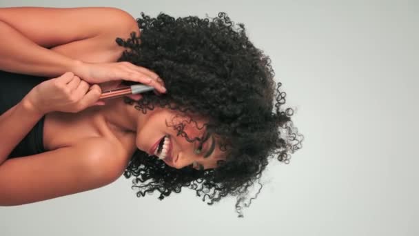 Młoda Kobieta Długimi Kręconymi Włosami Jasnym Makijażem Pokazuje Swoją Farbę — Wideo stockowe