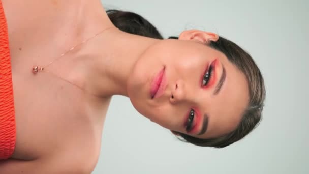 Retrato Vertical Una Joven Modelo Con Pelo Largo Negro Maquillaje — Vídeo de stock