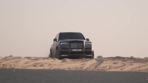 Egy Drága Luxusautó Homokból Sivatag Közepén Dubaiban Lassú Mozgás — Stock videók
