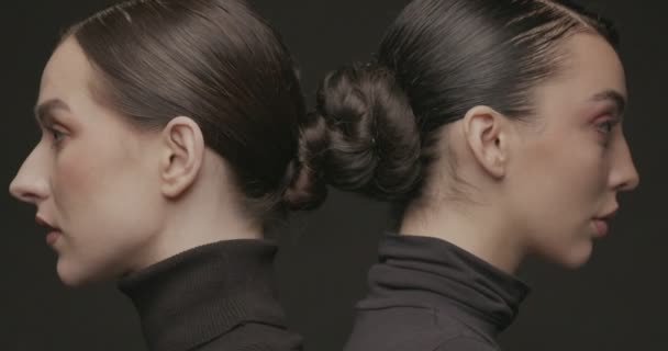 Două Femei Tinere Elegante Machiaj Bun Fundal Negru Lent Motion — Videoclip de stoc