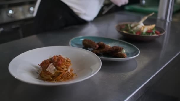 Шеф Кухар Подає Страви Макаронів Кухні Дорогого Готелю Передає Офіціанту — стокове відео