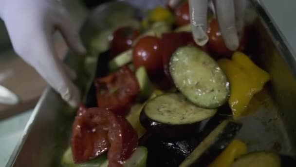 Chef Con Guantes Blancos Remueve Las Verduras Cortadas Trozos Recipiente — Vídeo de stock