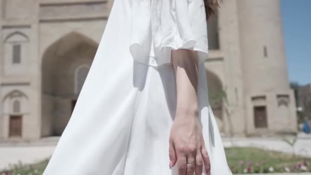 Uma Jovem Mulher Com Cabelo Fluindo Vestido Branco Claro Sandálias — Vídeo de Stock