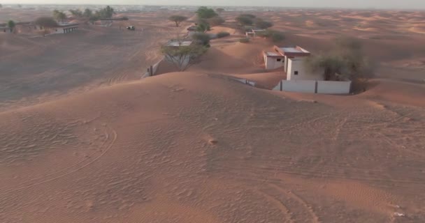 Беспилотник Пролетает Через Деревню Покрытую Песком Посреди Пустыни Вид Воздуха — стоковое видео