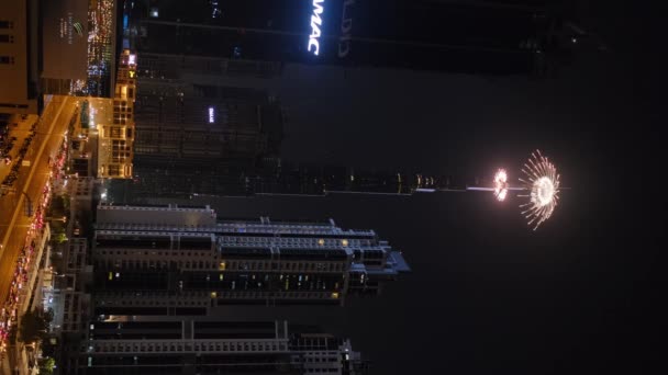 Verticale Schieten Van Dubai Wolkenkrabber Tijdens Het New Years Vuurwerk — Stockvideo