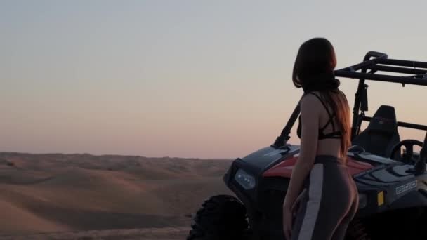 Mladá Žena Sportovním Oblečení Kráčí Pouštním Písku Kočáru Stojícímu Duně — Stock video