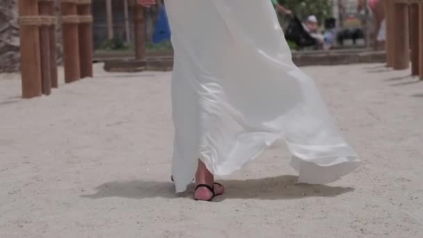 明るい白いドレスの長い髪の若い女性が海遊歩道を歩いています スローモーション — ストック動画