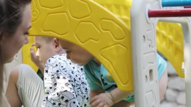 Kleine Lachende Jongen Die Met Zijn Moeder Speelt Speelplaats Trage — Stockvideo