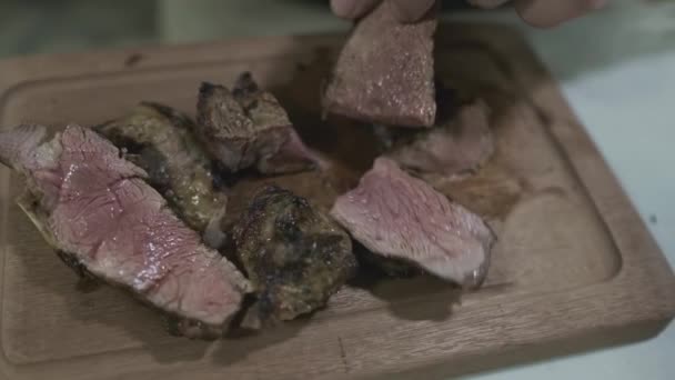 Chef Corta Trozos Carne Cocida Una Tabla Cortar Con Cuchillo — Vídeo de stock