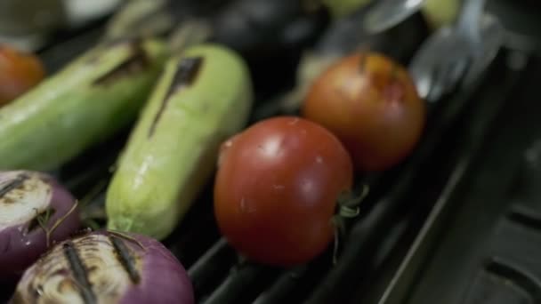 鉄板で揚げた野菜を金属のトングでひっくり返す スローモーション クローズアップ — ストック動画