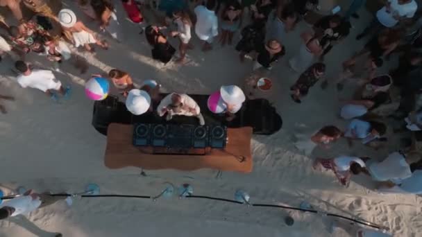 Дубай Оаэ 2023 Беспилотник Пролетает Над Консолью Время Пляжной Вечеринки — стоковое видео