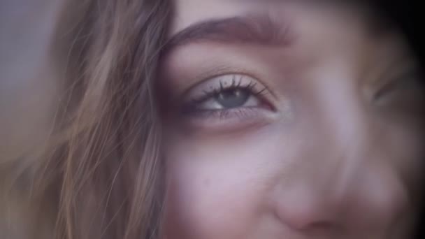 灰色の目と長い流れる髪を持つ若い女性に直面してください 閉じる スローモーション — ストック動画