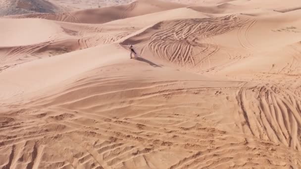 Tânăr Barbă Îmbrăcat Şaman Care Dansează Nisipul Deşertului Drone Aeriene — Videoclip de stoc