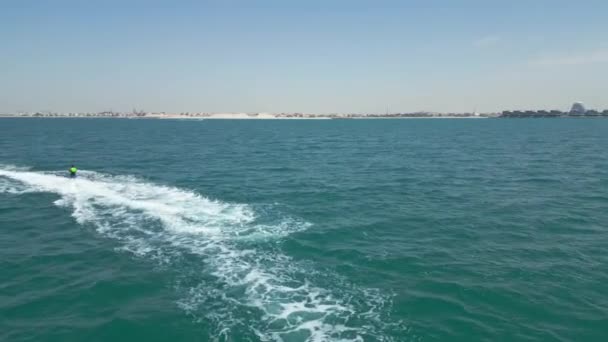 Дубай Оаэ 2023 Беспилотник Пролетает Гидроцикле Который Тянет Человека Водных — стоковое видео