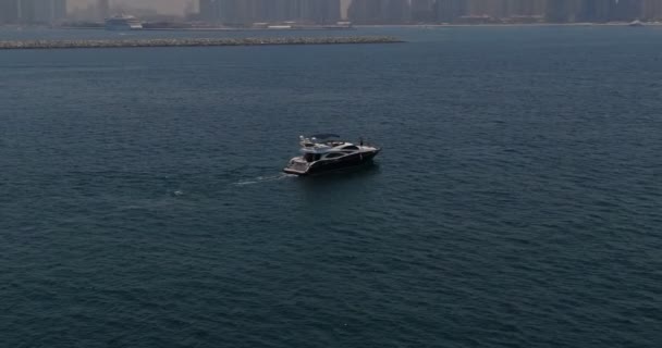 Dron Vuela Barco Privado Navegando Mar Tranquilo Hacia Ciudad Vista — Vídeo de stock