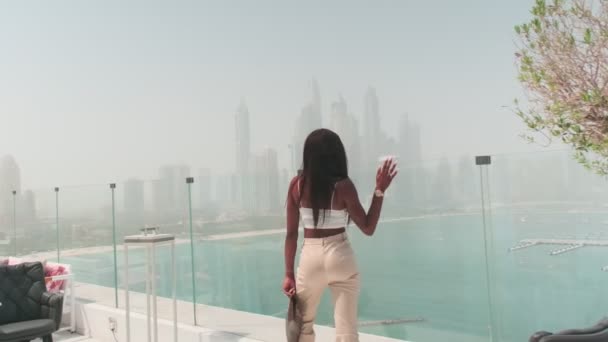 Swarthy Młoda Kobieta Biznesowym Białym Garniturze Spodnie Szklanym Balkonie Widokiem — Wideo stockowe