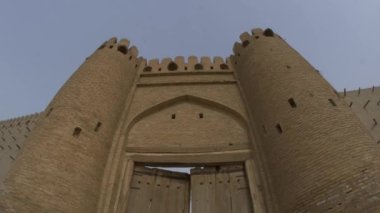 Buhara 'daki antik kale duvarındaki Talipach kapısının geniş açılı görüntüsü. Özbekistan, Ağır çekim.