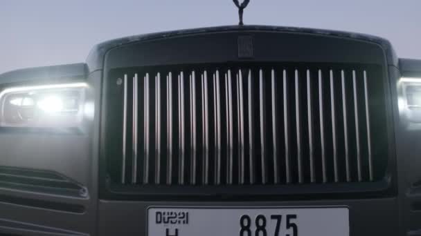 Dubai Förenade Arabemiraten 2023 Dyr Lyxbil Med Strålkastare Tända Kvällen — Stockvideo