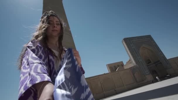 Une Jeune Femme Robe Blanche Une Longue Robe Orientale Dansent — Video
