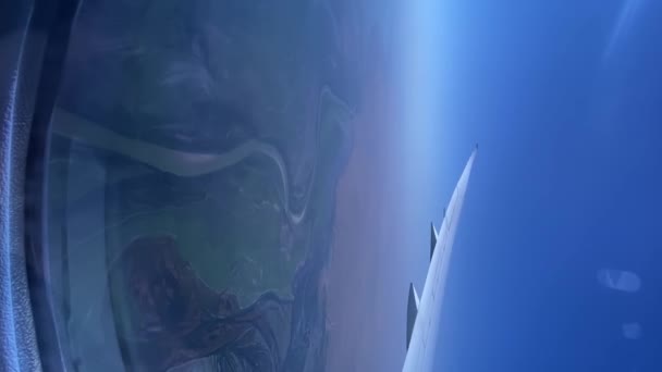 Vídeo Vertical Janela Avião Sua Asa Chão Por Baixo Dela — Vídeo de Stock