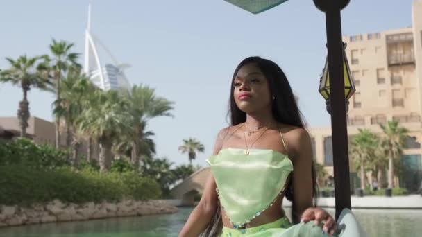 Relajada Mujer Interracial Vestido Sienta Proa Barco Que Pasa Través — Vídeo de stock