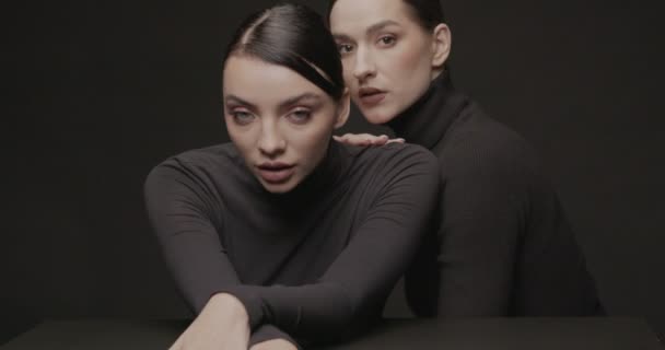 Duas Jovens Mulheres Elegantes Com Boa Maquiagem Fundo Preto Movimento — Vídeo de Stock