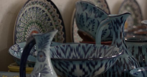 Panorama Gotowych Wyrobów Ceramicznych Stojących Stole Sali Wystawowej Pracowni Artysty — Wideo stockowe
