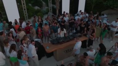 Dubai, BAE - 114 2023: İHA bir gece kulübündeki plaj partisi sırasında DJ konsolunun üzerinden uçuyor. Hava Görünümü.