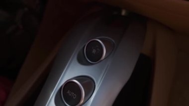 Pahalı bir spor araba süren genç bir kadın. Yavaş Hareket