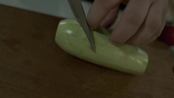 Szef Kuchni Tnie Duże Kawałki Cukinii Nożem Desce Krojenia Zamknij — Wideo stockowe