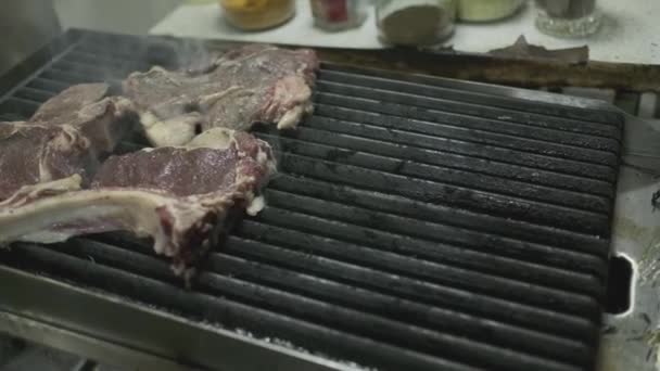 厨师把一块肉牛排放在烤架上 慢动作 — 图库视频影像