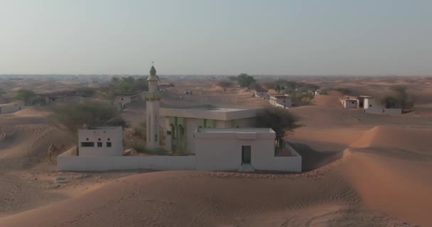 Dronă Captează Rulotă Cămile Care Trec Printr Oraș Deșert Acoperit — Videoclip de stoc