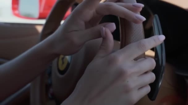 Ung Kvinna Håller Ratten Dyr Sportbil Långsamma Rörelser — Stockvideo