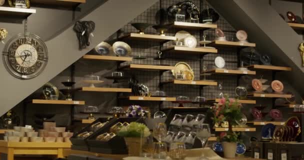 豪华商店的全景 有手表 珠宝和针织品 慢动作 — 图库视频影像