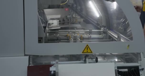Trabajo Fábrica Una Máquina Cnc Industrial Close Slow Motion — Vídeos de Stock