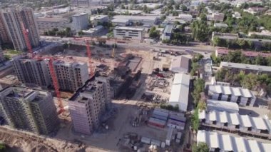 İHA inşaat halindeki yüksek binaların üzerinden uçuyor. Hava Görünümü.