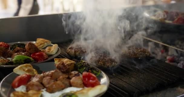 Friture Escalopes Dans Cuisine Hôtel Côté Une Assiette Nourriture Servie — Video