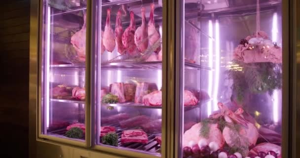 Kommersiellt Kylskåp Med Köttprodukter Långsamma Rörelser — Stockvideo