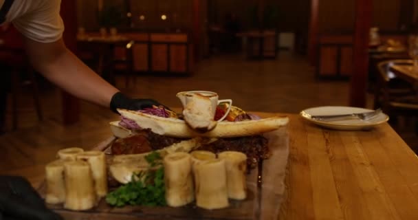 Serveur Sert Une Table Avec Nourriture Dans Restaurant Fermer Ralenti — Video