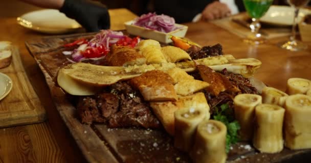 Pincér Felvágja Kész Húst Vezeti Asztalt Étteremben Közelkép Lassú Mozgás — Stock videók