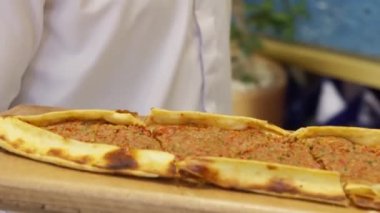 Bir garson tepside taze ekmek taşır. Kapat, Yavaş Hareket.