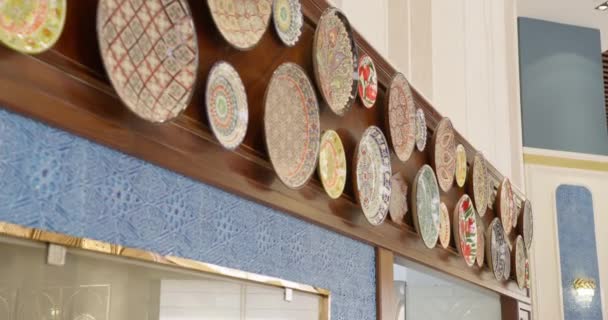 Keramische Borden Met Ornamenten Als Element Van Wanddecoratie Lobby Van — Stockvideo