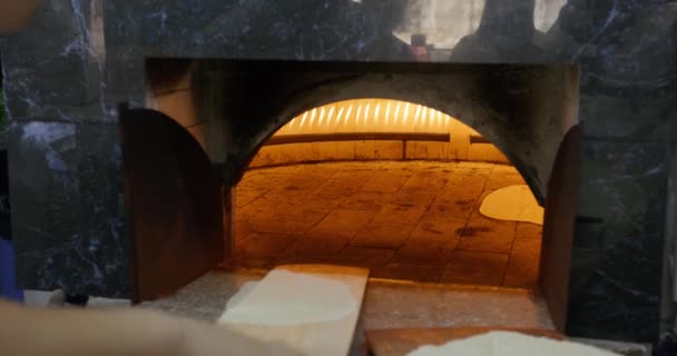 厨师把面包放在烤箱里 慢动作 — 图库视频影像