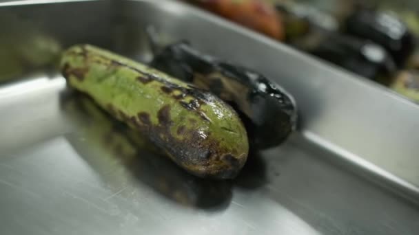 Szef Kuchni Białymi Rękawiczkami Przenosi Smażone Warzywa Grilla Dużego Pojemnika — Wideo stockowe