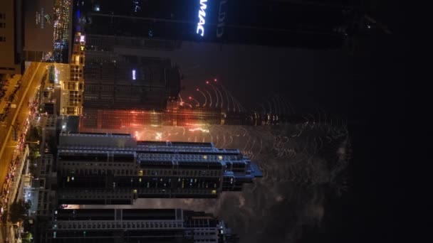 新年の花火の間のドバイの超高層ビルの垂直撮影 スローモーション — ストック動画