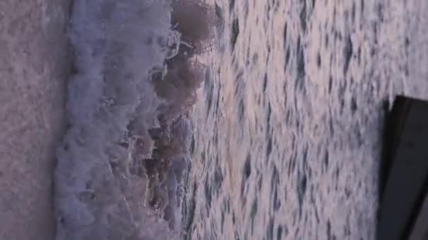 Gün Batımında Kumlu Bir Plaja Köpüklü Bir Deniz Dalgası Yuvarlanıyor — Stok video