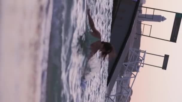 Jovem Mulher Elegante Vestido Leve Flutuando Sobre Ondas Mar Pôr — Vídeo de Stock