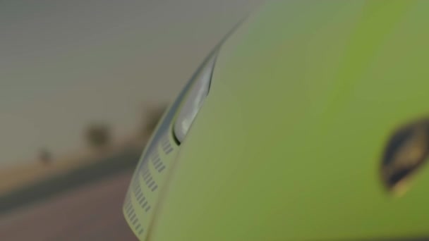 Εξωτερικό Ενός Premium Πράσινου Σπορ Αυτοκινήτου Στέκεται Ένα Έρημο Δρόμο — Αρχείο Βίντεο