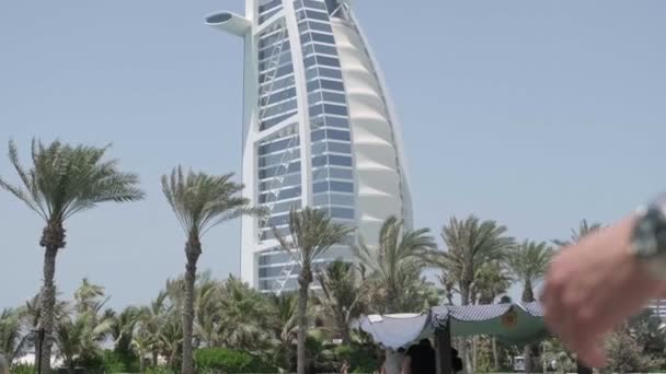 Mani Maschili Femminili Incontrano Primi Piani Sullo Sfondo Grattacielo Dubai — Video Stock