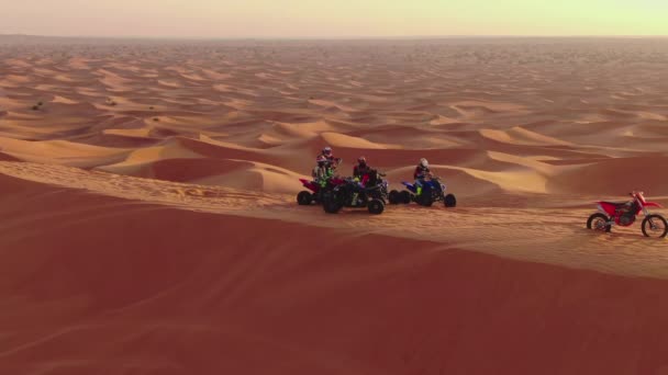 ドローンは アラブ首長国連邦の砂漠の砂丘に立っているサイクルで四角形に飛びます 空中風景 — ストック動画